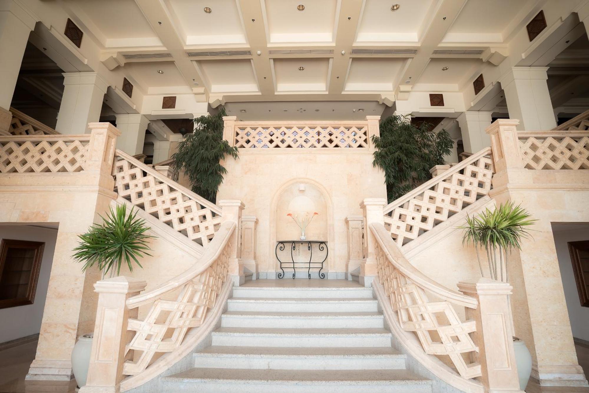 The Cascades Golf Resort, Spa & Thalasso Soma Bay Exterior photo The staircase at the entrance of the hotel